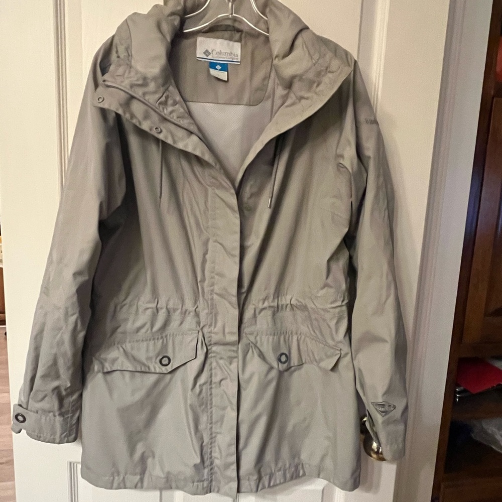 Columbia Women's Light Gray jacket